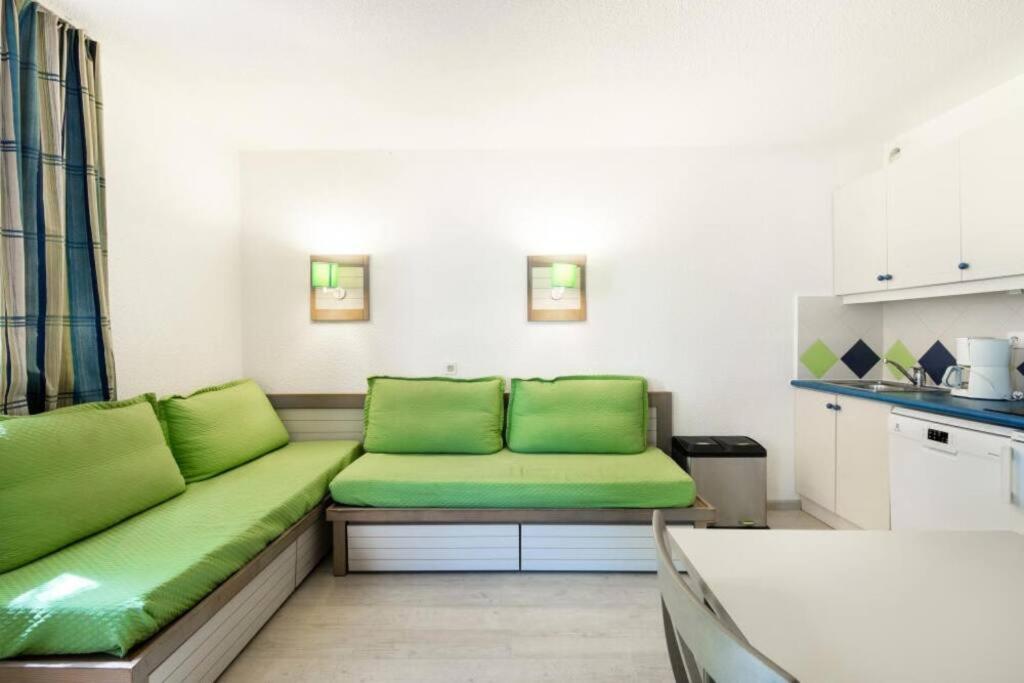 Bel appartement à Saint-Raphaël avec vue piscine Esterno foto