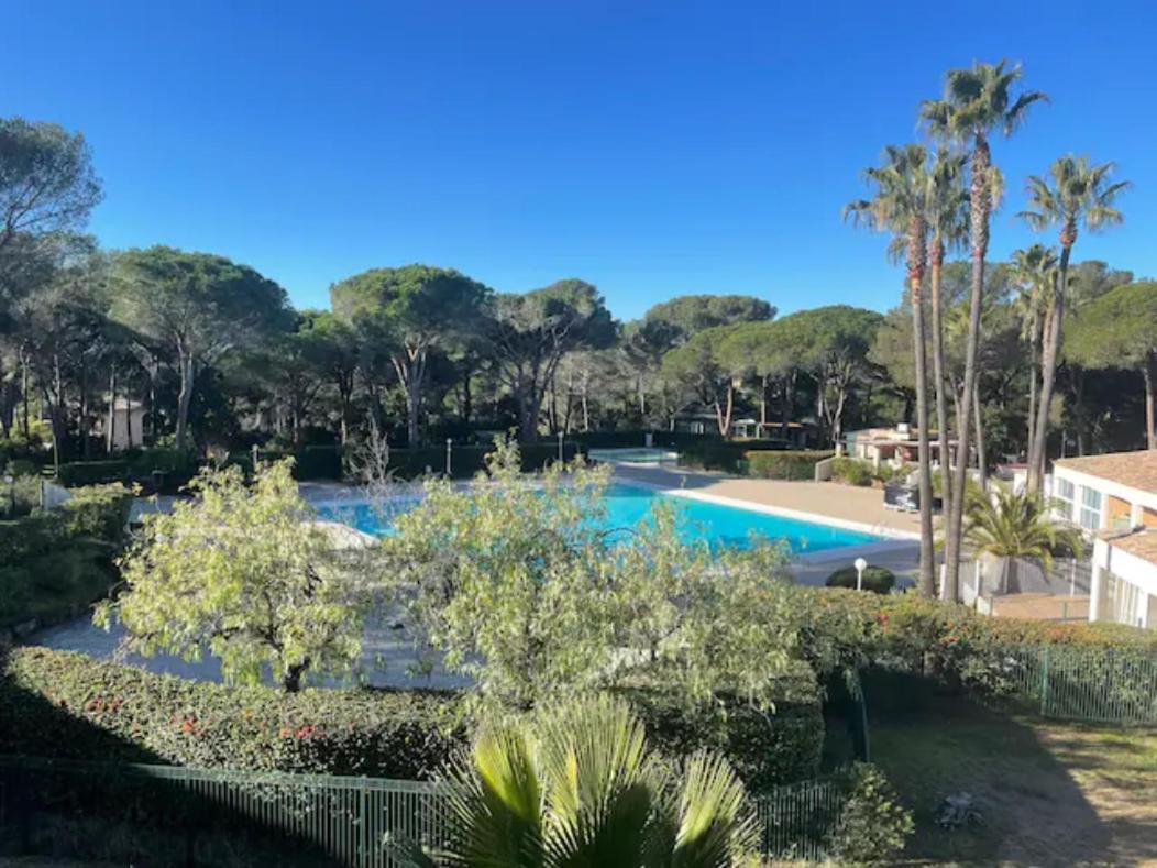 Bel appartement à Saint-Raphaël avec vue piscine Esterno foto