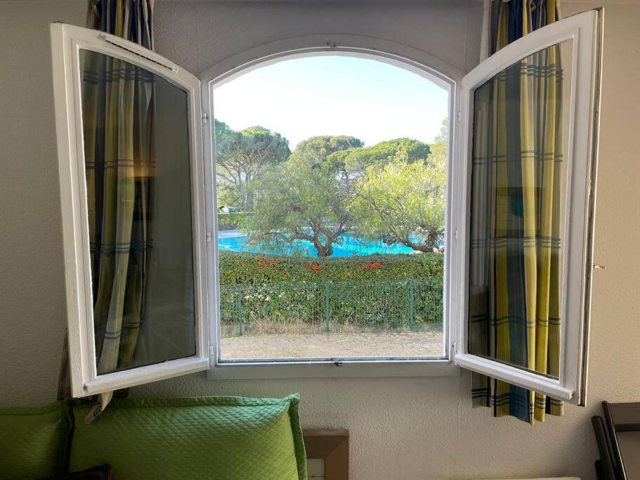 Bel appartement à Saint-Raphaël avec vue piscine Esterno foto