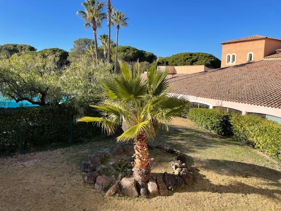 Bel appartement à Saint-Raphaël avec vue piscine Esterno foto