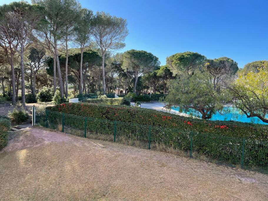 Bel appartement à Saint-Raphaël avec vue piscine Esterno foto